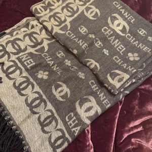 Nyskick! Grå/svart Cashmere halsduk - Underbart Snygg halsduk i svart/grått i ganska tunn otroligt mjuk och go Cashmere. Halsduken har fransar i ändarna och är mjuk och skön att bära. Perfekt för dig som vill ha en lyxig accessoar med tydlig designerstil. Skickar mer bilder om man vill. Hade bara dessa nu. Och än en gång glömde att jag hade en liknade färg redan när jag plockade fram för vintern nu. Jag skickar samma dag betalning sker. En självklarhet för mig så man inte behöver vänta och köpare kan börja använda direkt . 
