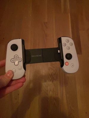 Backbone One - Hej jag säljer en backbone som man stoppar mobilen i mellan perfekt till nån som vill spela på mobil 