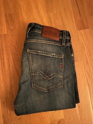 Replay Anbass jeans blå slim fit - Hallööööö, lite schysstare jeans från Replay, en lite schysstare fade, minimalt slitage, slim fit, Skriv om frågor🔥🔥