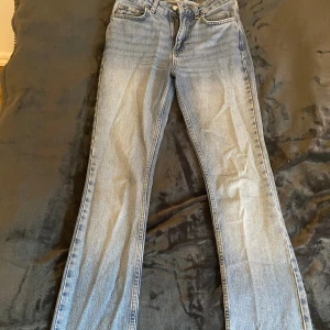 Bootcut blåa jeans från Gina tricot - Snygga blåa jeans från Gina tricot med klassisk bootcut-passform