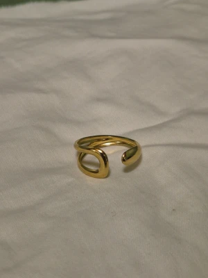 18k Guld platerad ring I stainless steel - Guldpläterad ring I stainless steel. Justerbar!