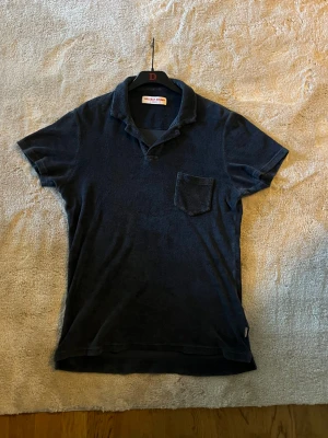 Mörkblå frotté polotopp Orlebar Brown - Säljer en mörkblå polotopp från Orlebar Brown i mjuk frotté. Växt ur den men grymt bra kvalité och har bara använt den när jag har ”klätt upp mig” så den är som ny! Jag säljer denna nu för extra bra pris eftersom det är vinter. Pris 799. nypris 1500.