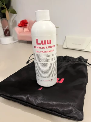 Akryl vätska  - Akryl vätska från Luu Nails! Oöppnad och oanvänd. Rymmer 236ml. 