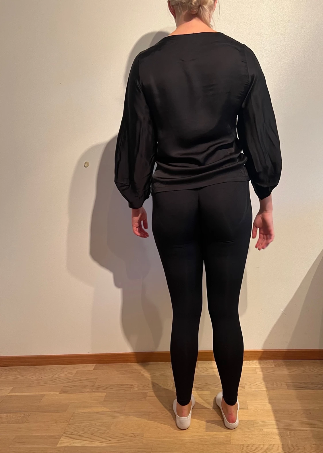 Svart, ”silkig” topp med detaljer vid armarna. Kappahl  - 1