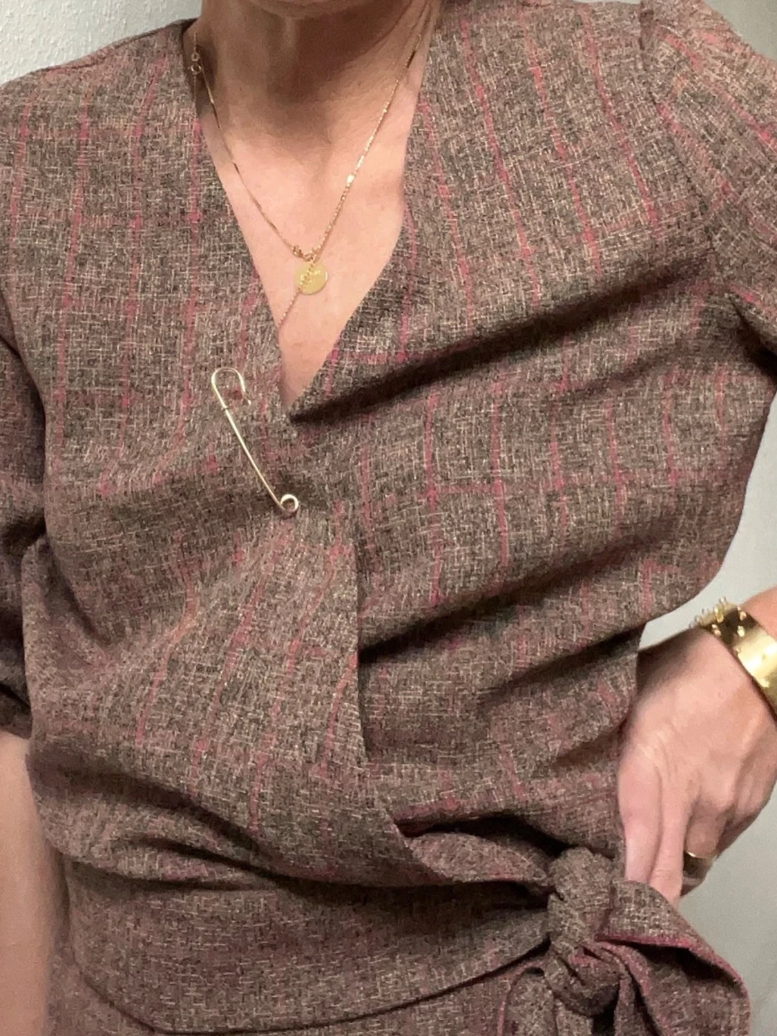 Tvådelat set med omlottblus och byxa - 1