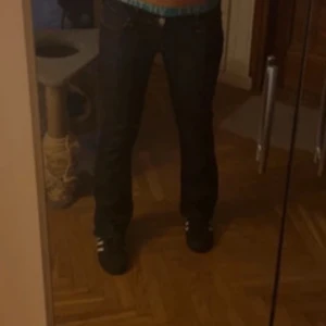 Super low Waits jeans  - Mörkblå jeans från Rock & Republic med snygga kontrastsömmar och ikoniska broderade bakfickor. Klassisk femficksmodell i jeansmaterial med super låg midja och raka ben. Perfekta för dig som gillar en stilren men ändå cool look.    #lowwaist priset kan diskuteras 😻😻