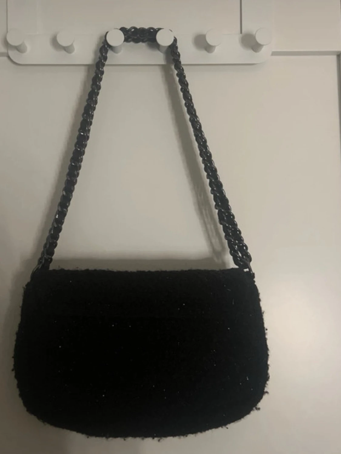Svart axelväska med kedja - 1
