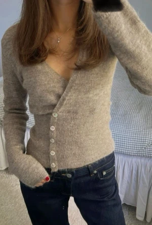 Kofta🐑🐑 - Så söt kofta! Som passar till allt. Inga tecken allas på användning då jag använt den ma 2 gånger. Säljer då den inte kommer till användning och försöker rensa ut💓 Min kamera kvalitet är skit så skriv om ni vill har bättre bilder så löser ja!!