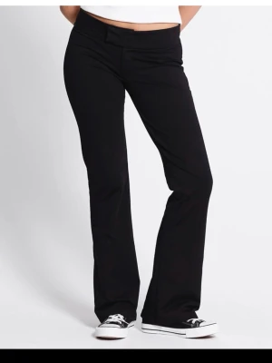 Kostymbyxor  - Snygga strechiga kostymbyxor, köpte fel storlek så knappt använda , är helt slutsålda på hemsidan på storleken