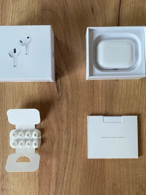 AirPods 3 pro - Senaste versionen, använda ett halvår men inga problem, inget kvitto