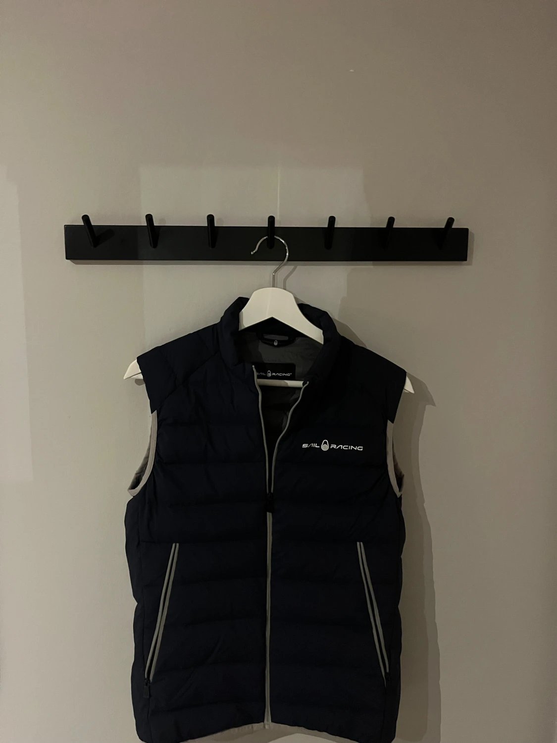 Mörkblå dunväst från Sail Racing