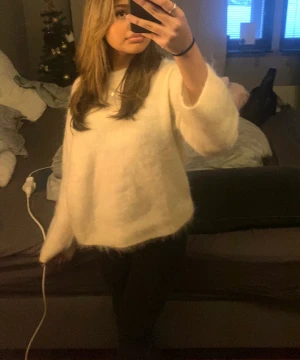 Stickad tröja i mohairblandning - Superfin stickad crémevit tröja i mohairblandning från & other stories. Nypris: 1450