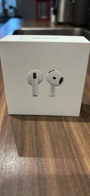AirPods 4 - Säljer ett par Apple AirPods 4 i originalförpackning. Trådlösa hörlurar med laddningsetui, kompatibla med USB-C-laddare. Perfekt för dig som vill ha smidiga och kvalitativa hörlurar från Apple.