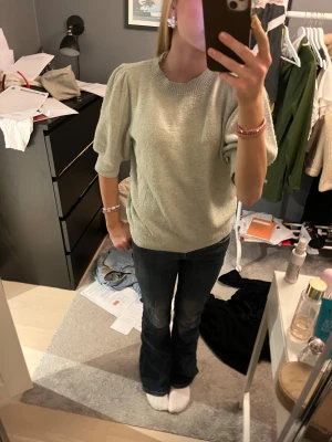 Ljusgrön stickad tröja med puffärm - Superfin ljusgrå stickad tröja från Gina Tricot med puffade trekvartsärmar och rund hals. Mjuk och skön kvalitet, perfekt för dig som gillar en chill men ändå snygg look. Passar till jeans eller kjol och har ribbade muddar vid ärmslut och nederkant. Köpt för 500kr