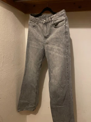 Gråa denim jeans - Säljer mina superfina gråa jeans från H&M. Köpta för ca 500 kr, säljes nu för 250 kr. Använda endast 1–2 gånger – i princip som nya!  • Högmidjade • Passar dig som är lite längre (jag är 1,62 och de är lite för långa på mig) • Snygg passform och jättefin färg  Perfekta både till vardag och finare tillfällen. Kan mötas upp eller skickas! 