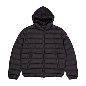 Svart Colmar dunjacka med huva - Svart herr dunjacka från Colmar med huva och två sidofickor med dragkedja. Jackan har ett quiltat mönster och logotyp på vänster ärm. Perfekt för kalla dagar och har en stilren. Passformen är normal. Nästintill nyskick, nypris 5 499kr.