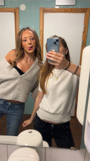 Vit Tshirt  - Jättefin vit tshirt från zara. Säljer pågrund av att jag behöver bli av med lite kläder. Skickar fler bilder om det önskas!