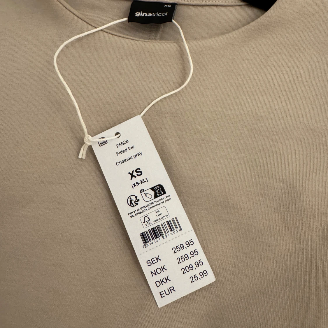 Beige fitted topp från Gina Tricot - 1