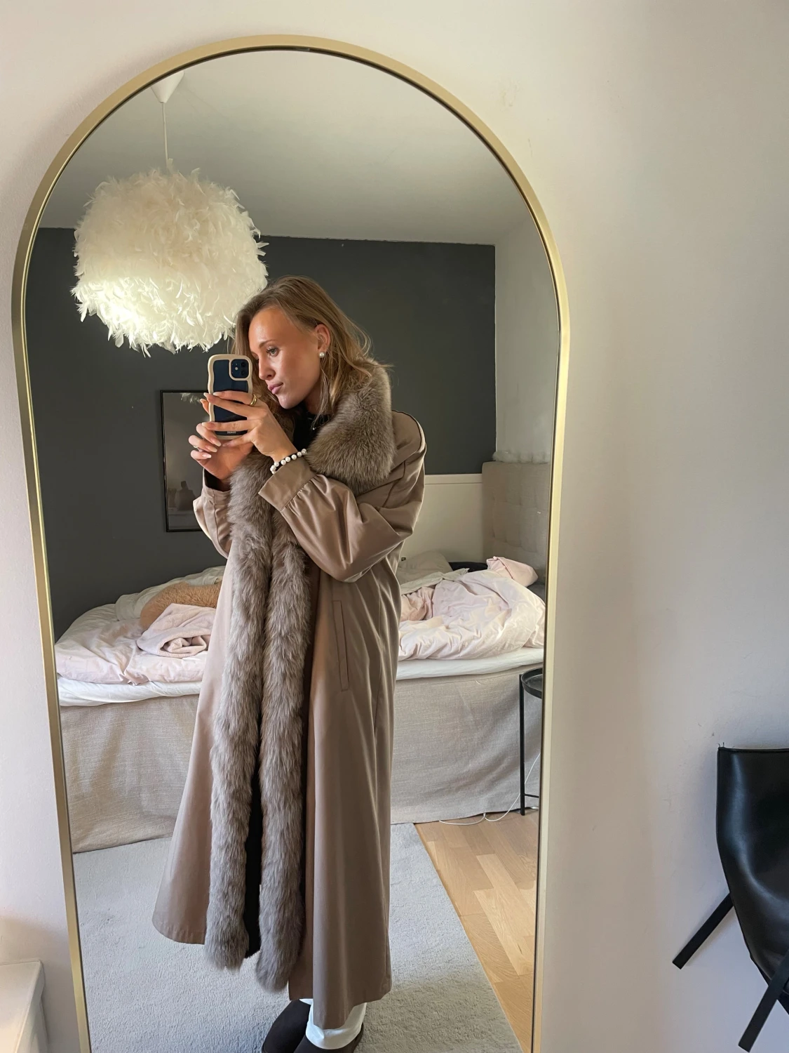 Beige lång kappa med pälsdetaljer - 2