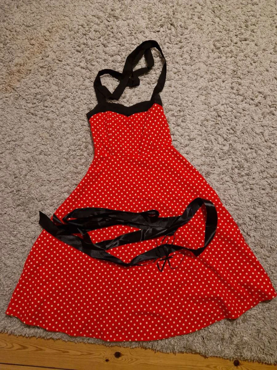 Röd polka dot klänning