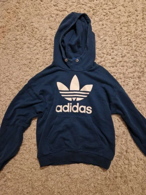 Mörkblå Adidas hoodie - Använd lite, unisex, storlek S