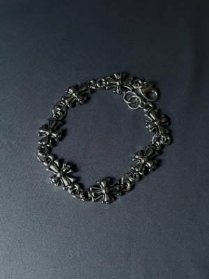 Elevé Crosses - Minimalist 19 cm bracelet with raised chrome cross links.