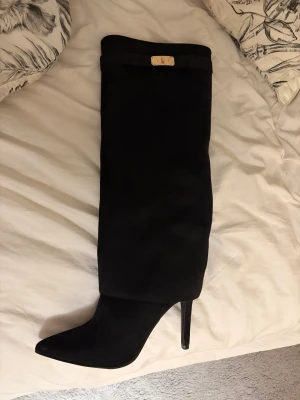 snygga stiletto boots  - har använts en gång och är jätte fina & bra skick, inga skador. tror inte klackarna säljs längre, hittar dem inte online. säljer dem för jag inte får någon användning av dem längre💓💓