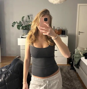 Zara Linné - Säljer ett mörkgrönt Zara linne. Linnet är i toppen skick och är i storlek xs/s. Vet inte exakt för lappen där bak är av.