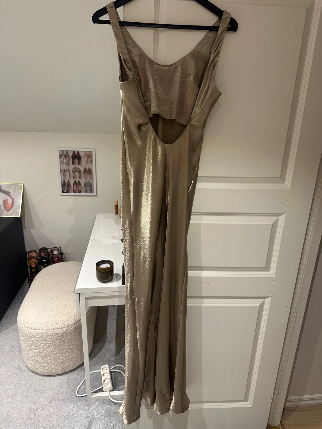 Champagnefärgad balklänning i satin - 1