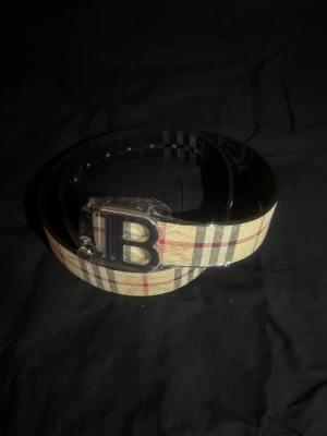 Burberry bälte - Beige bälte från burberry i storlek 110cm, helt ny och använd 🙂