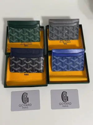 Snygga plånböcker från Goyard i grönt, grått, marinblått och blått. Skriv innan köp vilken färg och sånt och skriv vid frågor 