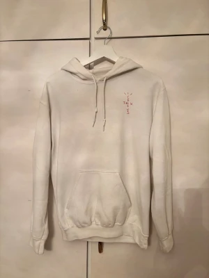 Travis Hoodie  - Riktigt snygg, nice tryck på ryggen.