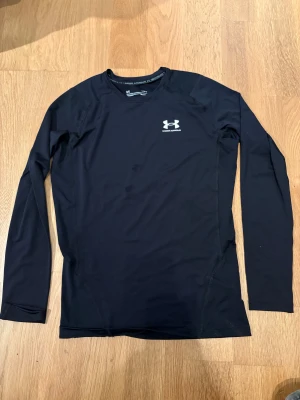 Under armour compression shirt - Svart compression shirt i perfekt skick. Aldrig använd och passar bra.
