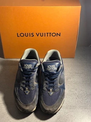 Blå Louis Vuitton sneakers  - Louis Vuitton trainers köpta från Vestiaire, därmed äkthetsverififierade.               Perfekt för dig som gillar exklusiva streetwear-vibes.
