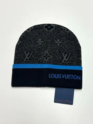 Lv Mössa - Säljer en helt ny mössa aldrig använd. Storlek One Size. Snabb frakt, postas inom 24h efter köp. Skriv gärna om du har fler frågor. Kan även hämtas i Stockholm.