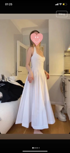 Vit långklänning med halterneck. Prislapp kvar!  - Slutsåld Supersnygg vit långklänning med halterneck och markerad midja. Prislapp kvar! Nypris 799:- 