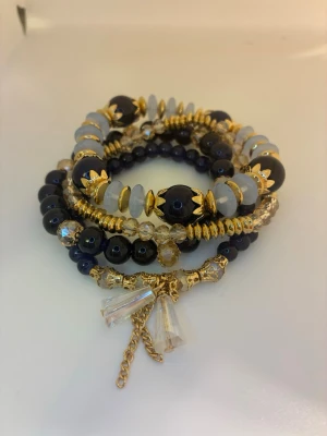 Armband set - Armband set med fyra olika armband i färgerna marinblå, babyblå och guld. Ej använda utan kommer från min small business. 