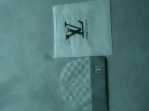 Grå rutig  mössa - Snygg grå mössa från med klassiskt rutigt mönster och logga framtill. Mössan har en bred enfärgad kant och är tillverkad i mjukt material som känns lyxigt. Perfekt accessoar för att lyfta din look.