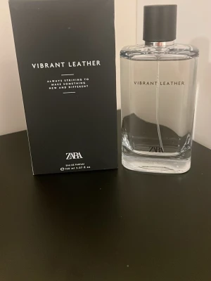 Zara Vibrant Leather EdP 150ml - Vibrant Leather Eau de Parfum från Zara, 150 ml. Stilren och modern doft i stor flaska, perfekt för dig som vill sticka ut med något nytt och annorlunda.