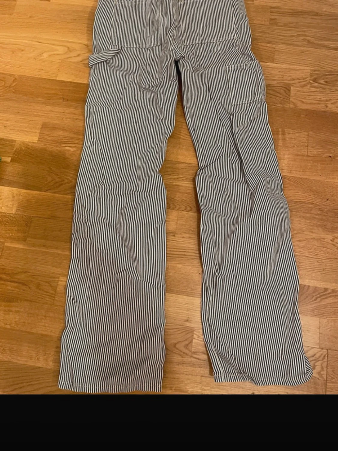 Randiga blåvita jeans  - 1