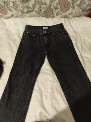 Svarta straight jeans från Perfect Jeans - Säljer ett par svarta jeans från Perfect Jeans, straight, låg midjade. Dem passar jättefint, dem är typ tajta vid höften ner till knäna och sen blir dem lite baggy ner till benen.JÄTTEFINA.