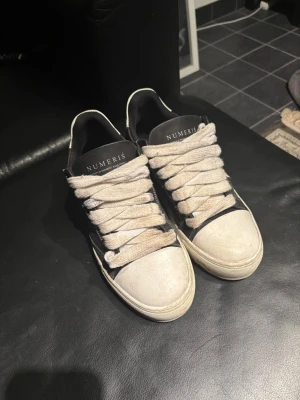 Svarta och vita sneakers från Numeris - Tjena säljer mina nummeris, de färgen svart med vita sulor riktigt snygga. Köpte för 2400 säljer för jag inte använder de längre just nu lite smutsiga men tvättar dom så mycket jag kan innan jag skickar dom. Storlek 41, snörena är lite smutsiga och lite sönder men snörena ligger innanför skorna som man ser på bilderna. Mitt pris 1300 men pris kan absolut diskuteras, hör av dig vid funderingar🙌🏼