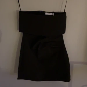 Svart klänning  - Supersnygg svart axelbandslös kortklänning från Mango. Köpt på sellpy med prislapp (mango) kvar och endast testad av mig 💕 pris kan diskuteras 