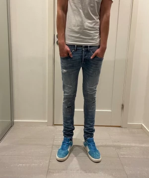 Dondup George Jeans  - Säljer nu dessa Dondup George Jeans med snygga slitningar i populär design, skriv för fler bilder/frågor🙌🏼