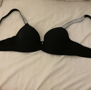 BH med glitter detaljer  - Oanvänd, så så skön och jätte fin i sina detaljer! 