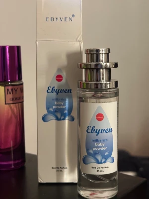 Baby powder parfym - Perfekt för den som gillar baby powder köpt för 400kr helt ny säljer för 200kr 