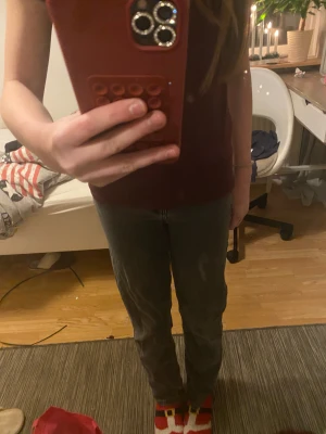  middle waist/high waist Grå jeans med straight fit - Säljer ett par grå jeans med klassisk straight fit. Jeansen passar dig som gillar en tidlös look med lite vintage-vibe. Perfekt till sneakers eller boots. Och har även en elegant slit vid benet 💗