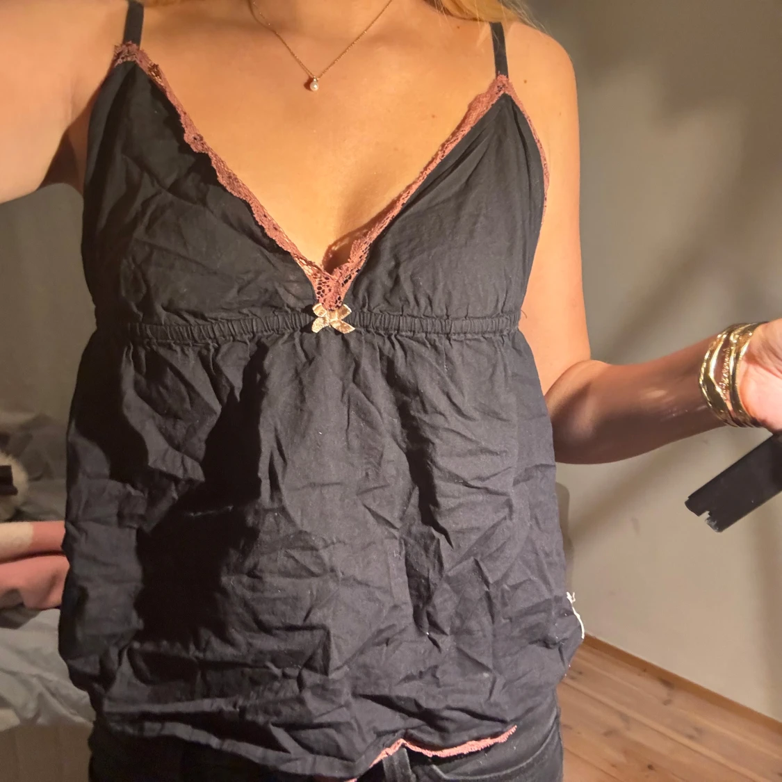 Svart linnetopp med spets och rosett - 2