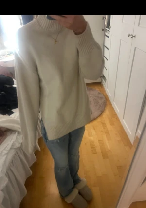 Beige polotröja från H&M XS - Säljer en beige polotröja från H&M i storlek XS. Tröjan är stickad med ribbade detaljer vid hals, ärmslut och nederkant. Den har en hög polokrage och långärmad passform som ger en chill och cozy vibe. Perfekt att styla med jeans eller leggings.