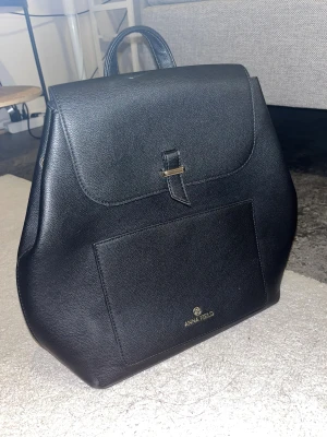  Ryggsäck/väska  - En bra ryggsäck till jobbet eller skolan, har använt den knappt cirka 3 gånger, har inga skador 💗